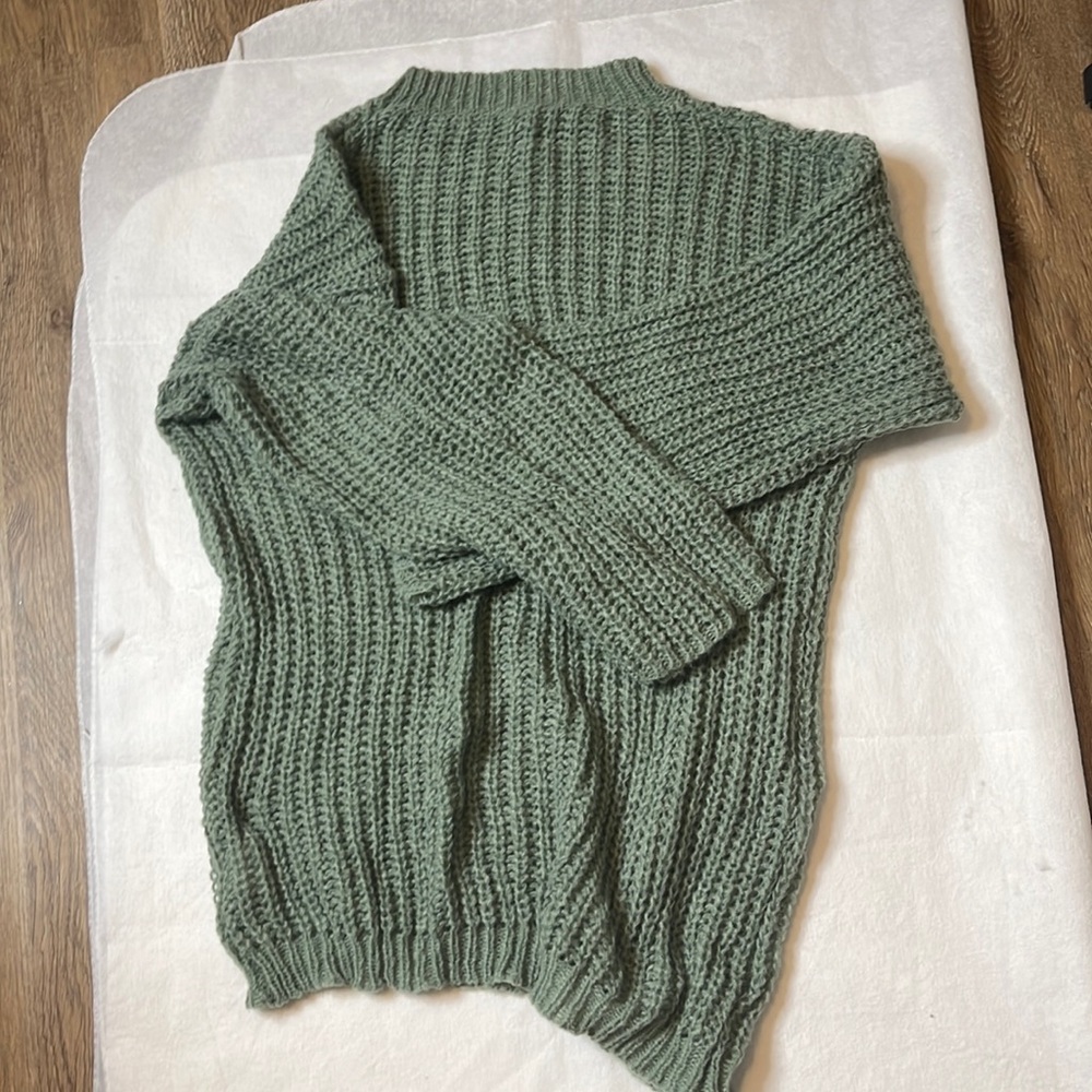 Knitted green long sleeve